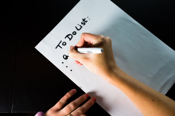 在白纸上列出目标或购物清单图片下载