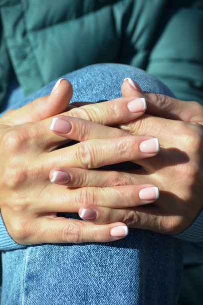 女性手部修指甲图片下载