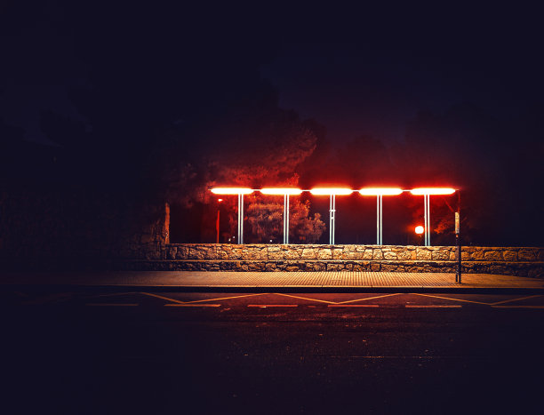 夜晚被路灯照亮的神秘公交车站。陌生的路。精灵森林。神秘的气氛。超自然的另一个世界。黑暗可怕的公园。背景墙纸。图片下载