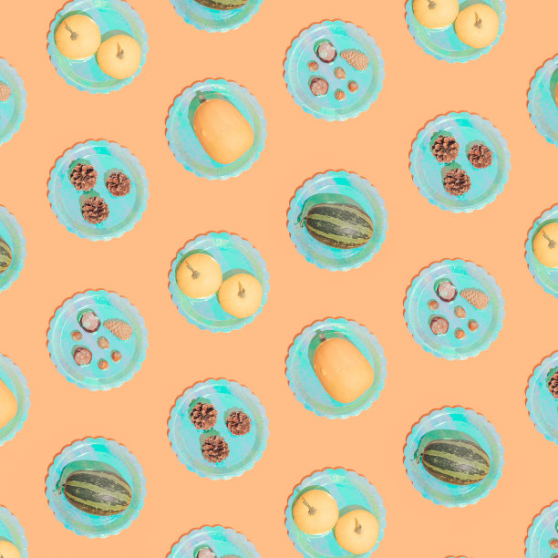 复古的万圣节模式。青绿色的盘子上有南瓜，榛子，松果和栗子。复古美学背景。图片下载