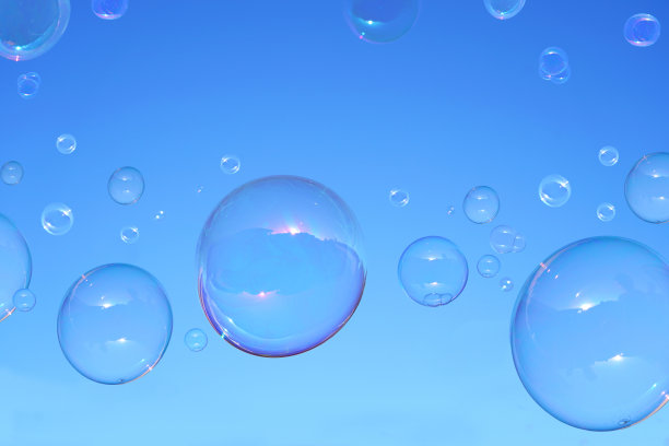 蓝天上的肥皂泡。图片下载