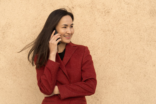 正在用手机通话的亚洲女人肖像图片下载