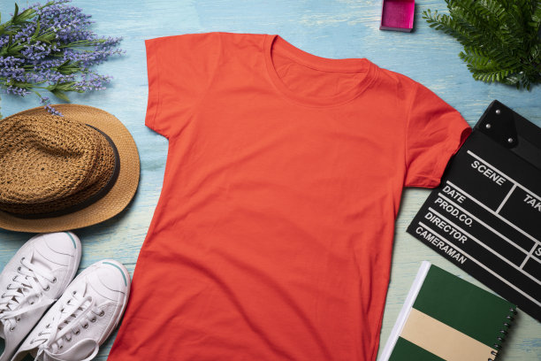 模型的红色t恤空白衬衫模板与配件的木制蓝色桌子背景，生活方式和旅行的概念图片下载