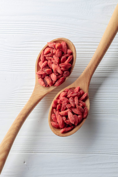 用木勺盛干枸杞。图片下载