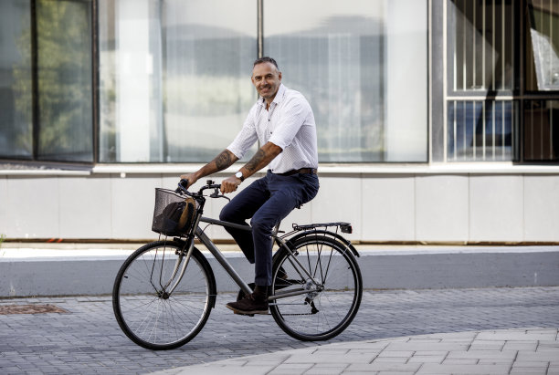 骑车经过街道。图片下载