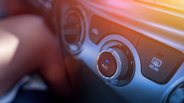 汽车空调。汽车内部通风口用于汽车降温。汽车气候条件。空调通风系统。图片下载