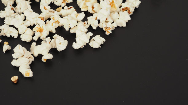 黑底爆米花。文本的复制空间。图片下载