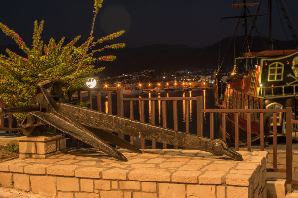 城市景观，水和海滩。照片拍摄在晚上。图片下载