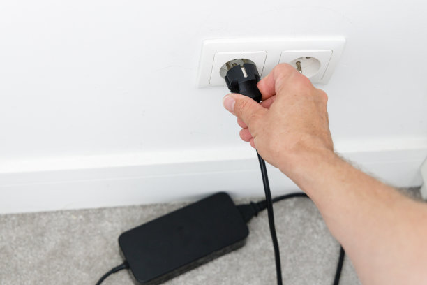在家里节约能源，拔掉插座上的插头图片下载