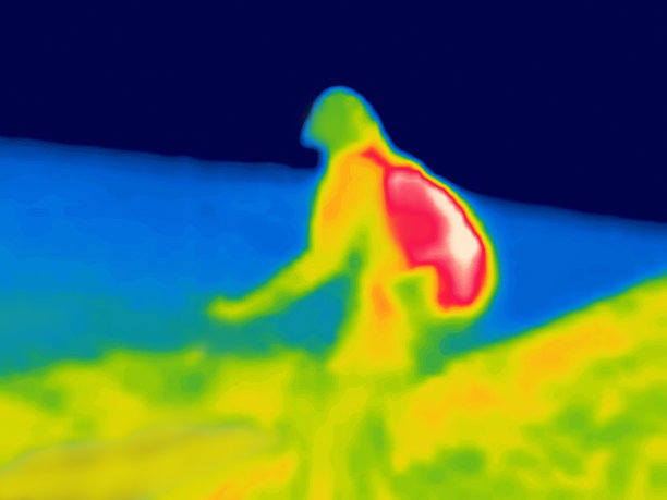 红外线下行走的人图片下载