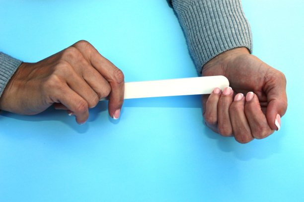 女孩做美甲图片下载