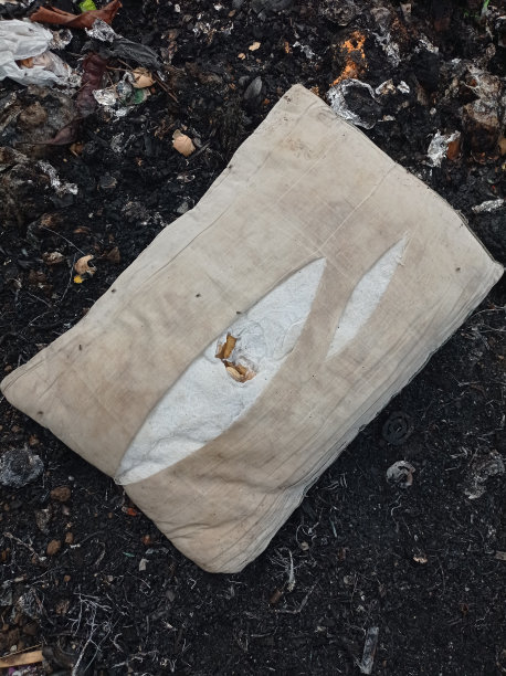 黑色背景枕头图片下载