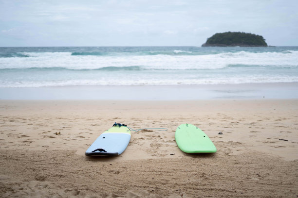 海滩上的两块冲浪板图片下载