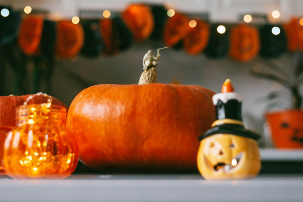 万圣节快乐。万圣节的厨房装饰。图片下载