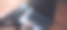女性在智能手机上搜索带有VR屏幕的客户支持的横幅。图片下载