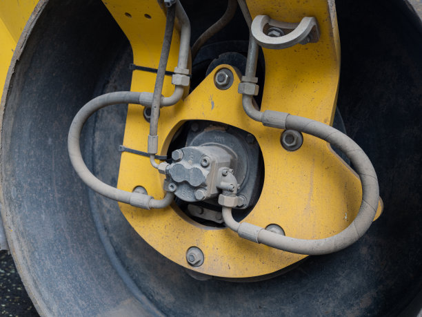 压倒对方的车轮特写图片下载