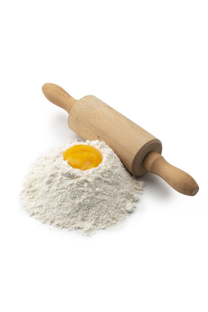 鸡蛋，面粉和擀面杖孤立在白色背景上。图片下载
