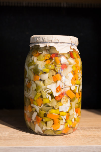 一罐发酵蔬菜切片图片下载