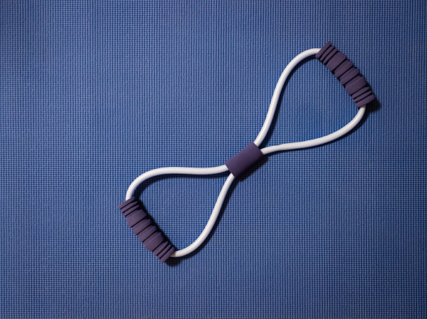 运动垫上的阻力带运动工具图片下载