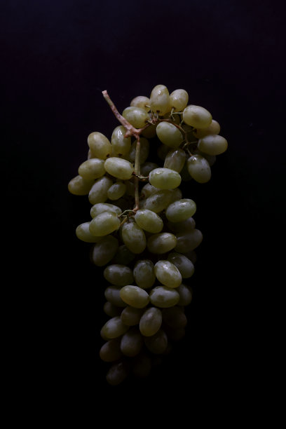 绿色葡萄孤立在黑色背景图片下载