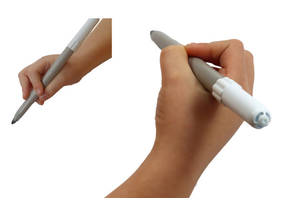 孩子的手用钢笔写字图片下载