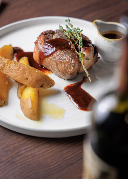 牛柳牛排配土豆图片下载