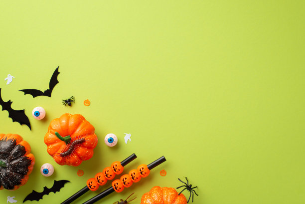 万圣节派对配饰概念。顶视图照片南瓜蝙蝠轮廓眼睛蜘蛛蜈蚣吸管幽灵轮廓彩纸屑在孤立的浅绿色背景与空白图片下载