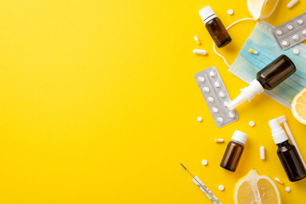 季节性疾病的概念。俯视图照片药瓶药片水泡温度计口罩和切割柠檬在孤立的黄色背景与复制空间图片下载