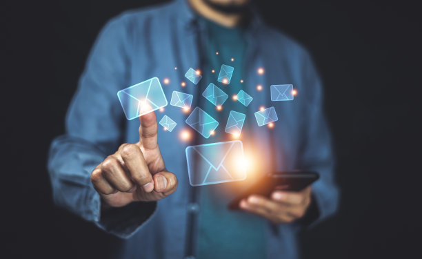商人检查收件箱电子邮件营销通讯在线图片下载