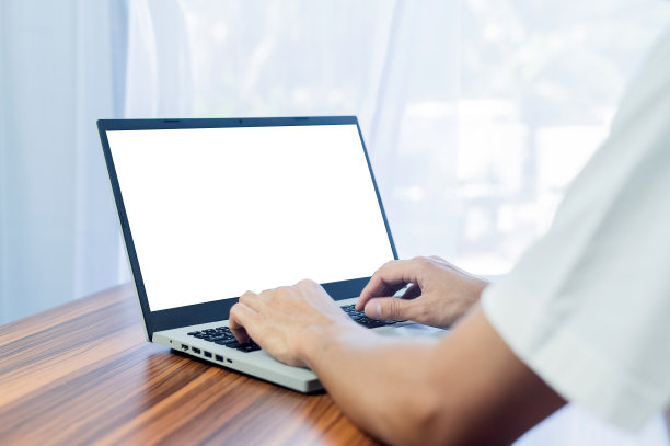 男子使用电脑空白屏幕进行模型设计，笔记本电脑图片下载