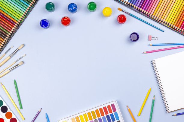 创意艺术作品提供背景。水彩画，刷子，铅笔，蓝色背景的笔记本。俯视图，平铺图片下载