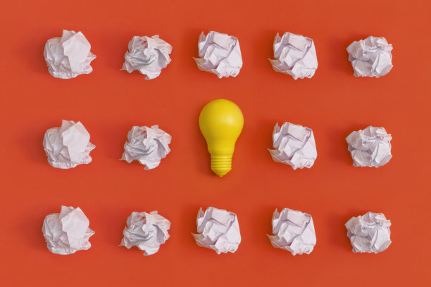 黄色背景的纸和灯泡。概念的概念图片下载