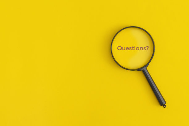 放大镜，黄色背景上写着“问题”图片下载
