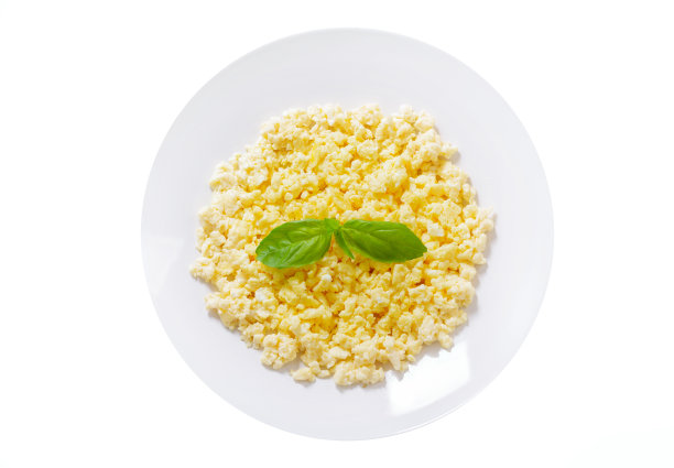 一盘被白色背景隔开的炒鸡蛋图片下载