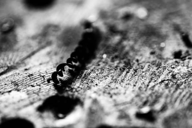 选择性地关注钻金属留下的螺旋金属屑图片下载