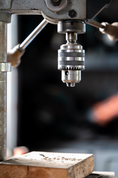 下面有木板的工业钻床。图片下载