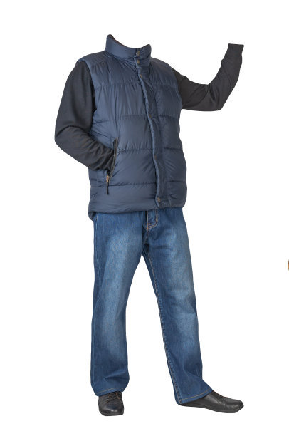 深蓝色无袖夹克，蓝色牛仔裤，毛衣和黑色皮鞋孤立在白色的背景。图片下载