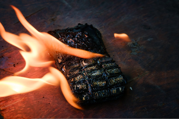 手机在桌上熊熊燃烧图片下载