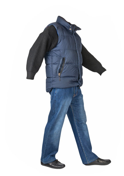 深蓝色无袖夹克，蓝色牛仔裤，毛衣和黑色皮鞋孤立在白色的背景。图片下载