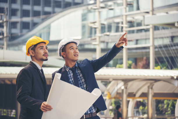 现代城市建筑工地上的土木工程师团队会议图片下载