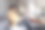 一位亚洲家庭主妇坐在沙发上用手机图片下载