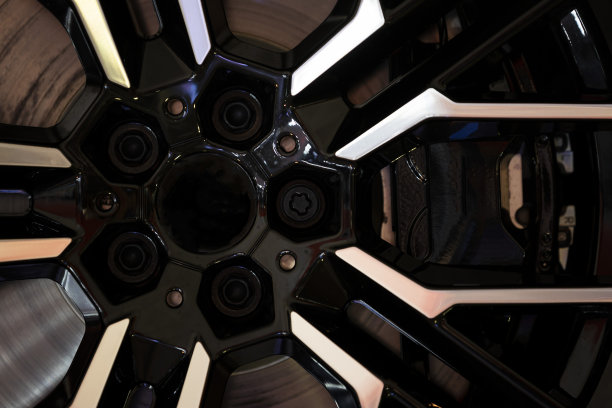 带制动卡钳的汽车合金车轮图片下载