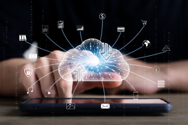 云图标连接互联网服务器服务，在智能手机上下载和上传数据，虚拟屏幕上的云图标和社交媒体图标。应用程序和在线业务。图片下载