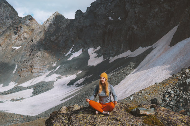 女人在户外冥想在山上瑜伽心理健康概念旅行健康的生活方式暑假与自然和谐图片下载