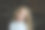 一个微笑的小女孩的特写画像，她的牙齿健康洁白图片下载