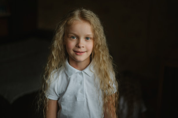 一个微笑的小女孩的特写画像，她的牙齿健康洁白图片下载