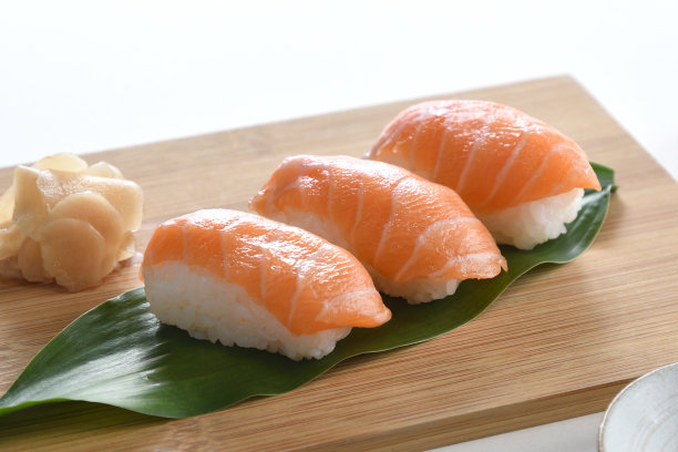 三盘三文鱼寿司，日本料理图片下载