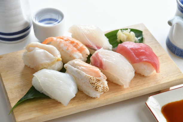 寿司握寿司搭配日本清酒图片下载