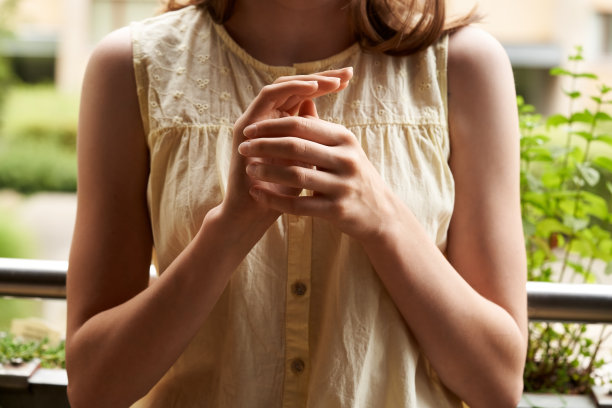 十几岁的女孩练习EFT -情感自由技术-轻拍空手道砍点图片下载