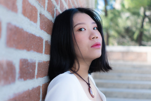 生活方式的肖像年轻快乐和美丽的亚洲韩国女性在城市公园摆出凉爽的户外图片下载